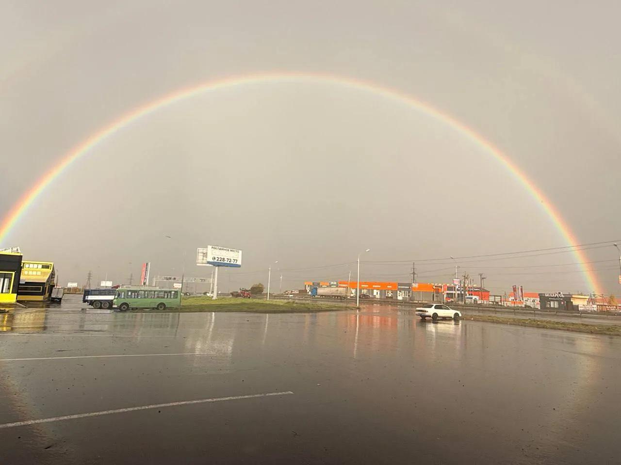 В Красноярске после прошедшего дождя местами выглянула радуга.