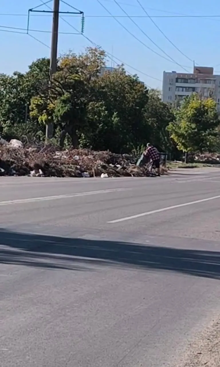 🙈 Мусорная свалка на Митрополитской добралась до проезжей части