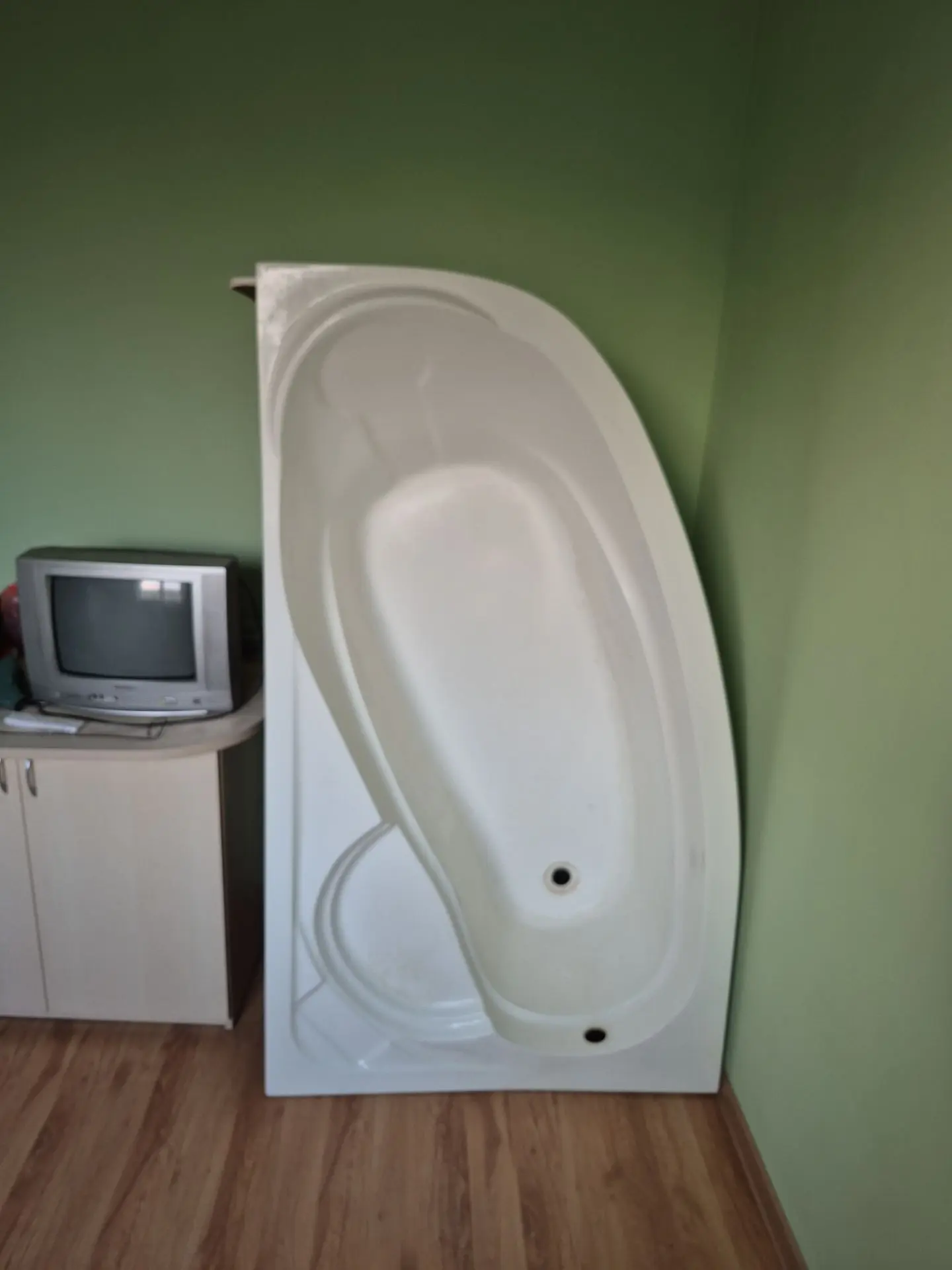 Продам угловую ванную б/у 100х170, высота 60.