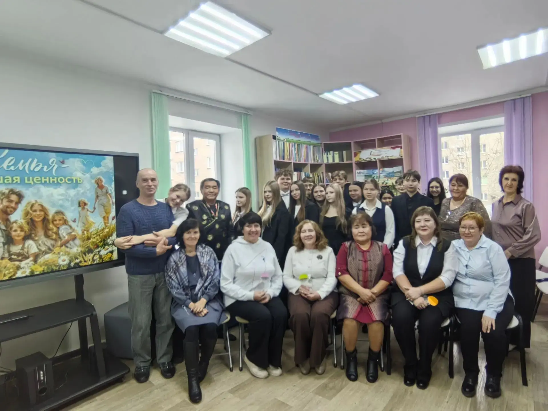 Сегодня учащиеся 10 «а» класса посетили мероприятие в библиотеке, посвященное Дню отца....