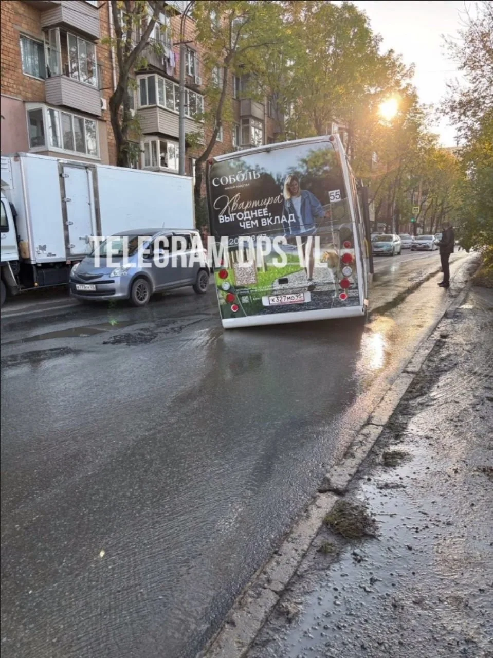 На улице Борисенко пассажирский автобус угодил в люк и застрял. Похоже, именно из этого...