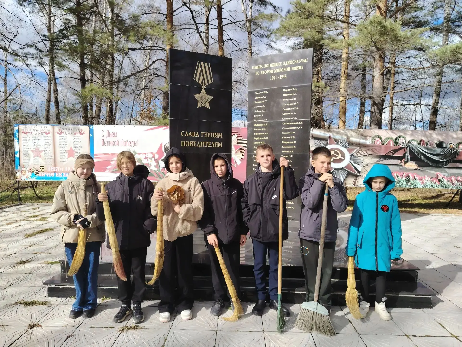 Юные «Хранители леса» навели порядок у обелиска