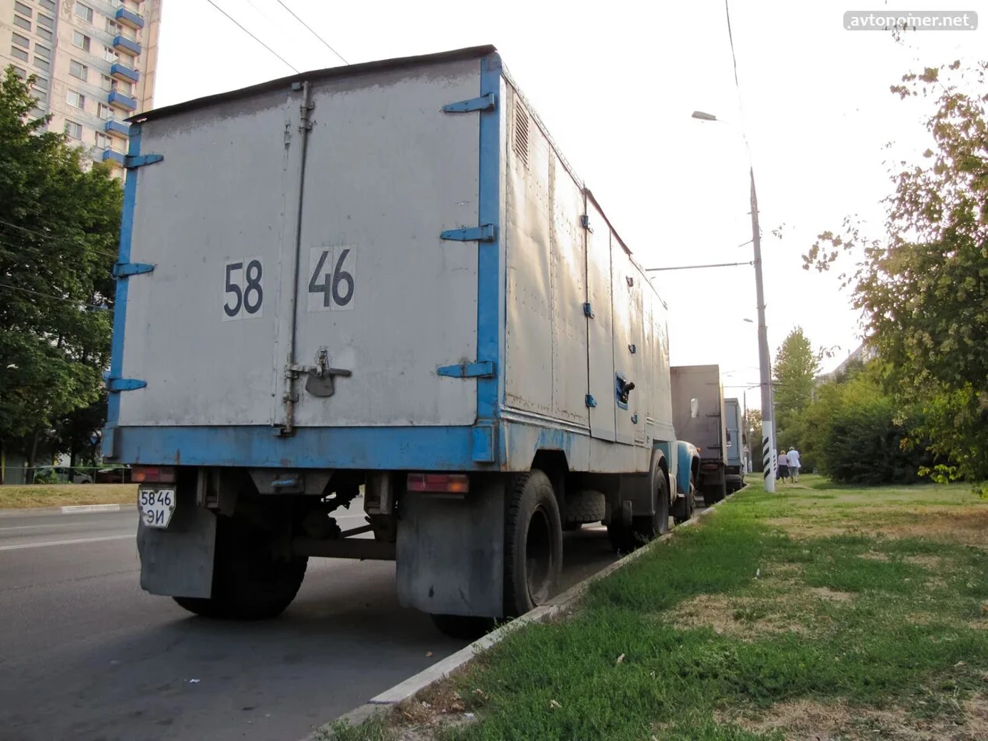 Двери с резиновыми уплотнениями имеют специальные запоры, могут пломбироваться. Задняя ...