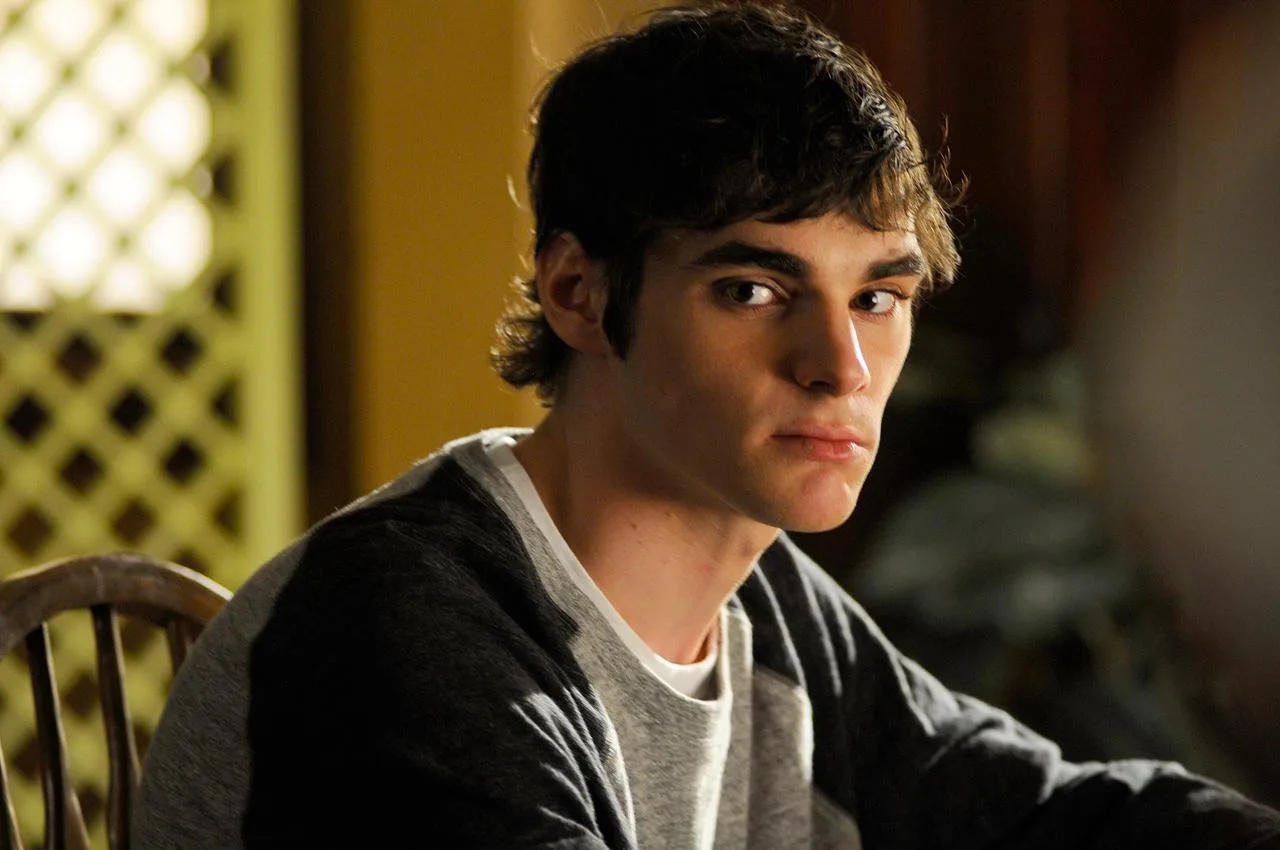 Актёр Ар Джей Митти, сыгравший сына Уолтера Уайта в сериале «Во все тяжкие», умер в воз...