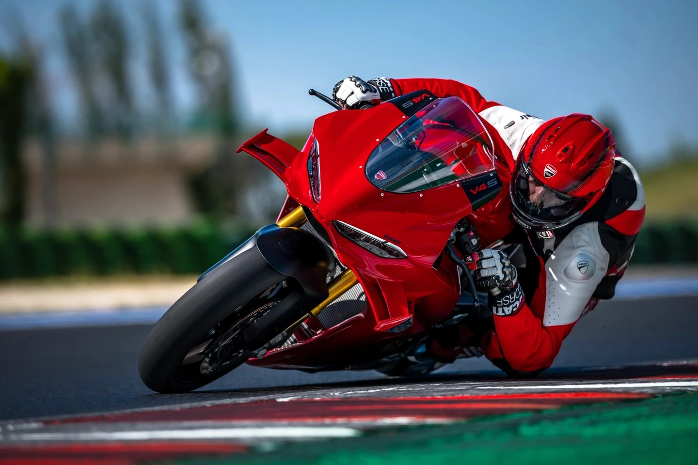 Ducati Panigale V4 2027: ещё мощнее, быстрее и ближе к MotoGP!