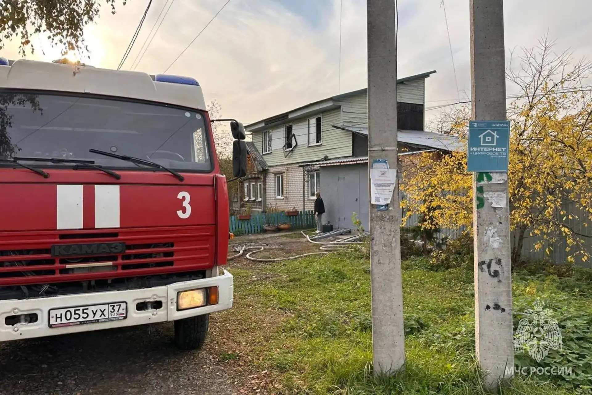 В Иванове двое мужчин пострадали при пожаре в частном доме на улице Тихвинской. Огонь в...