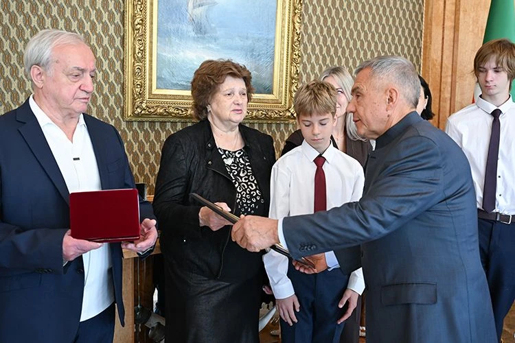 Минниханов передал семье погибшего хирурга «Золотую Звезду» Героя России