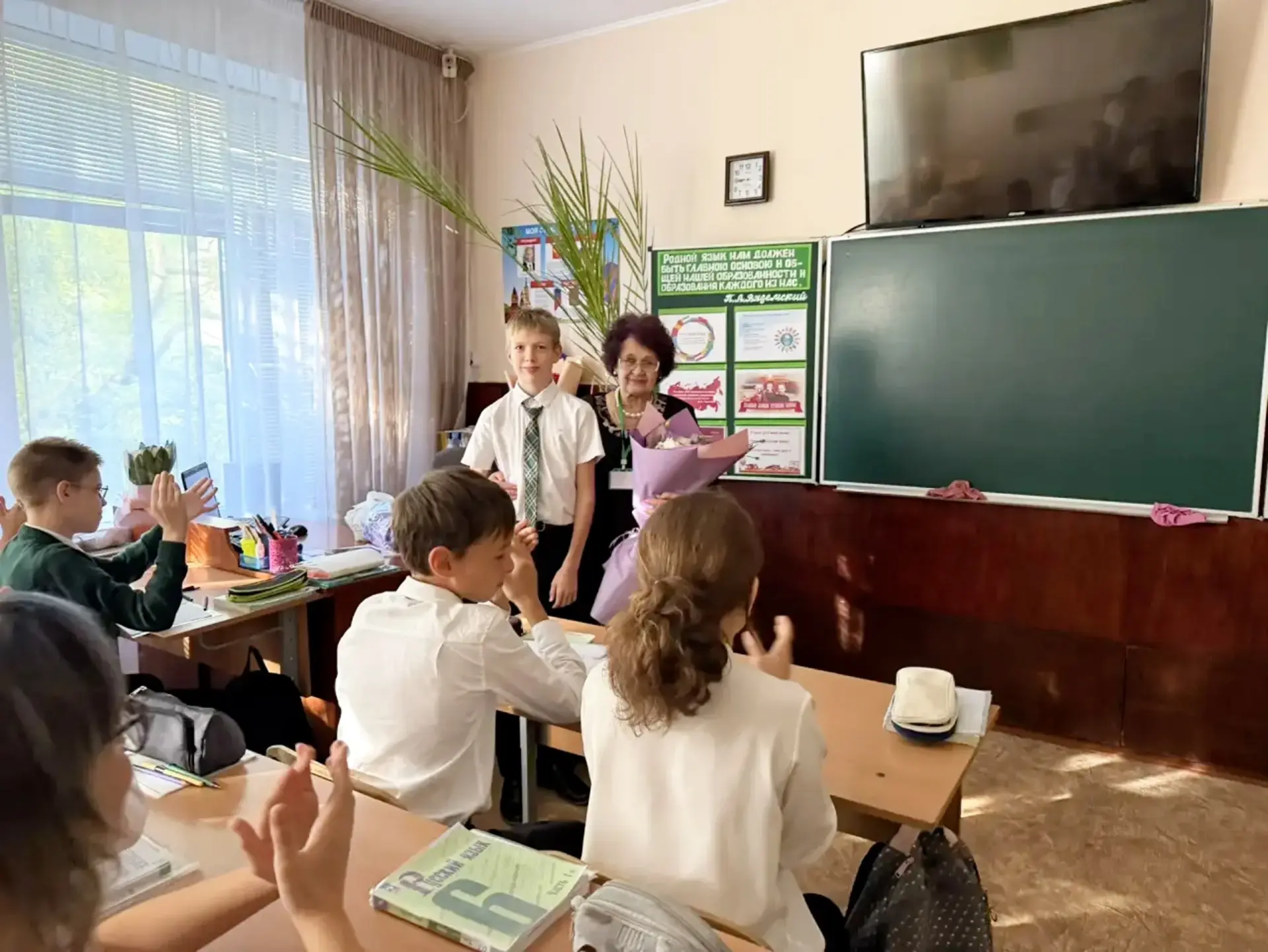 В День учителя ученики 6 инженерного класса в рамках проекта Движения Первых навестили ...