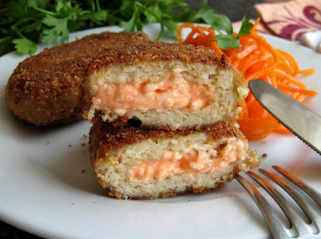 Рыбные котлеты с начинкой из творожного сыра и икры мойвы