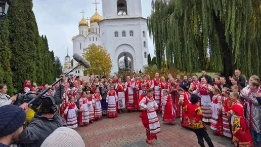 "Играй, гармонь" приехала в Брянск: съемки у стен собора и аншлаг на концерте Заволокиных