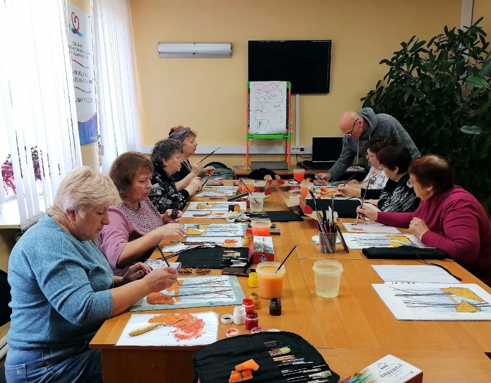 📸 Золото на холсте: Виктор Карякин научил куркинских пенсионеров писать «живой» осенни...