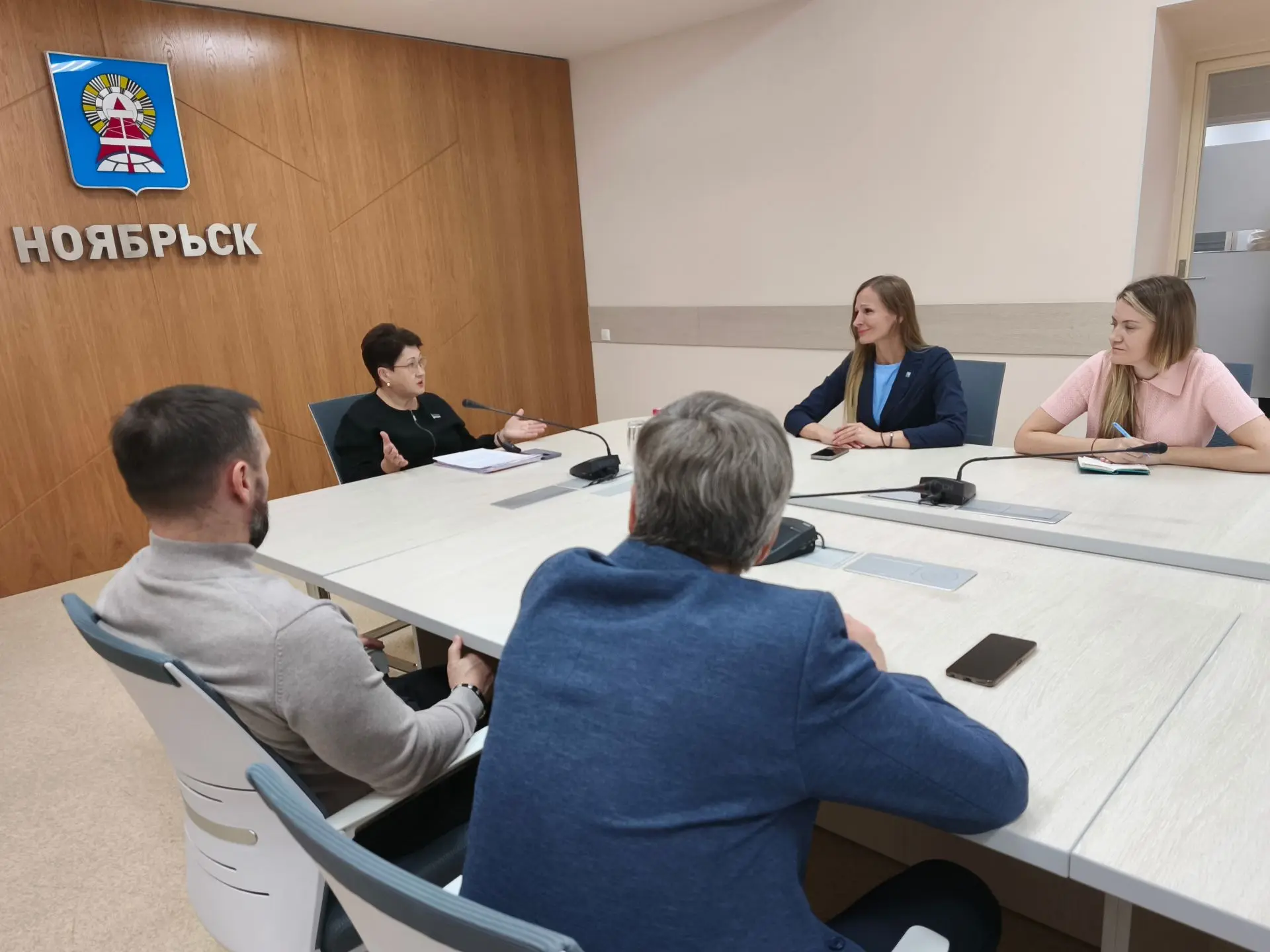 С коллегами из   депутатской фракции «Единой России»  Думы города Ноябрьска  обсудили р...