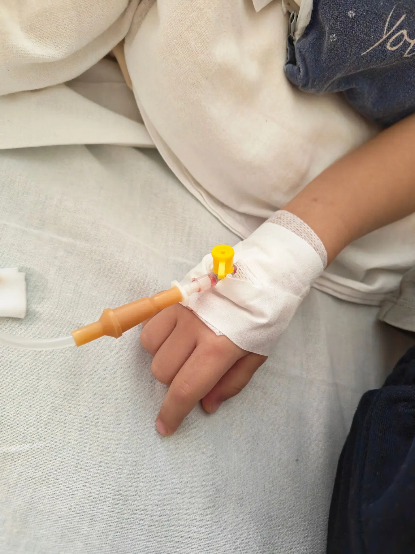 День начался  с больницы 🏥 нас положили 😔  Артем под капельницей