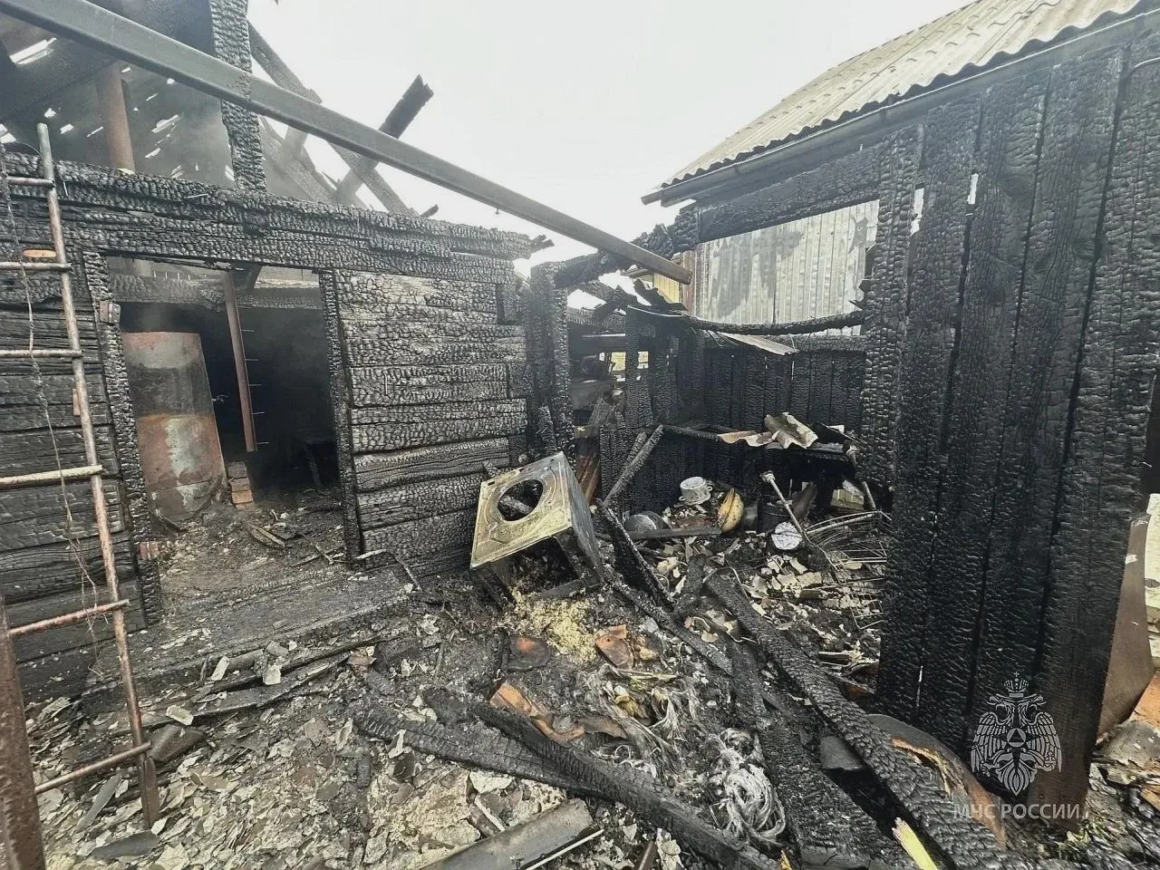 🔥 В Абакане огонь перекинулся на крышу дома