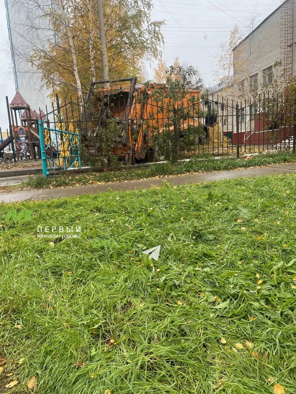 Мусоровоз влетел на территорию детского сада. Но не за мусором. По всей видимости, у ма...