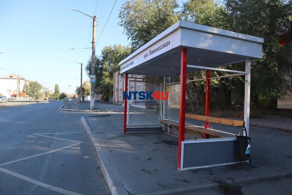 Бедный, бедный остановочный павильон...