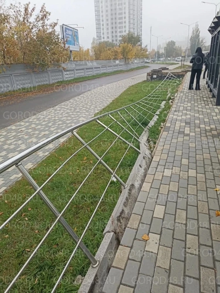 🛠 Подрядчик пообещал починить упавшее ограждение на проспекте Победы в Липецке