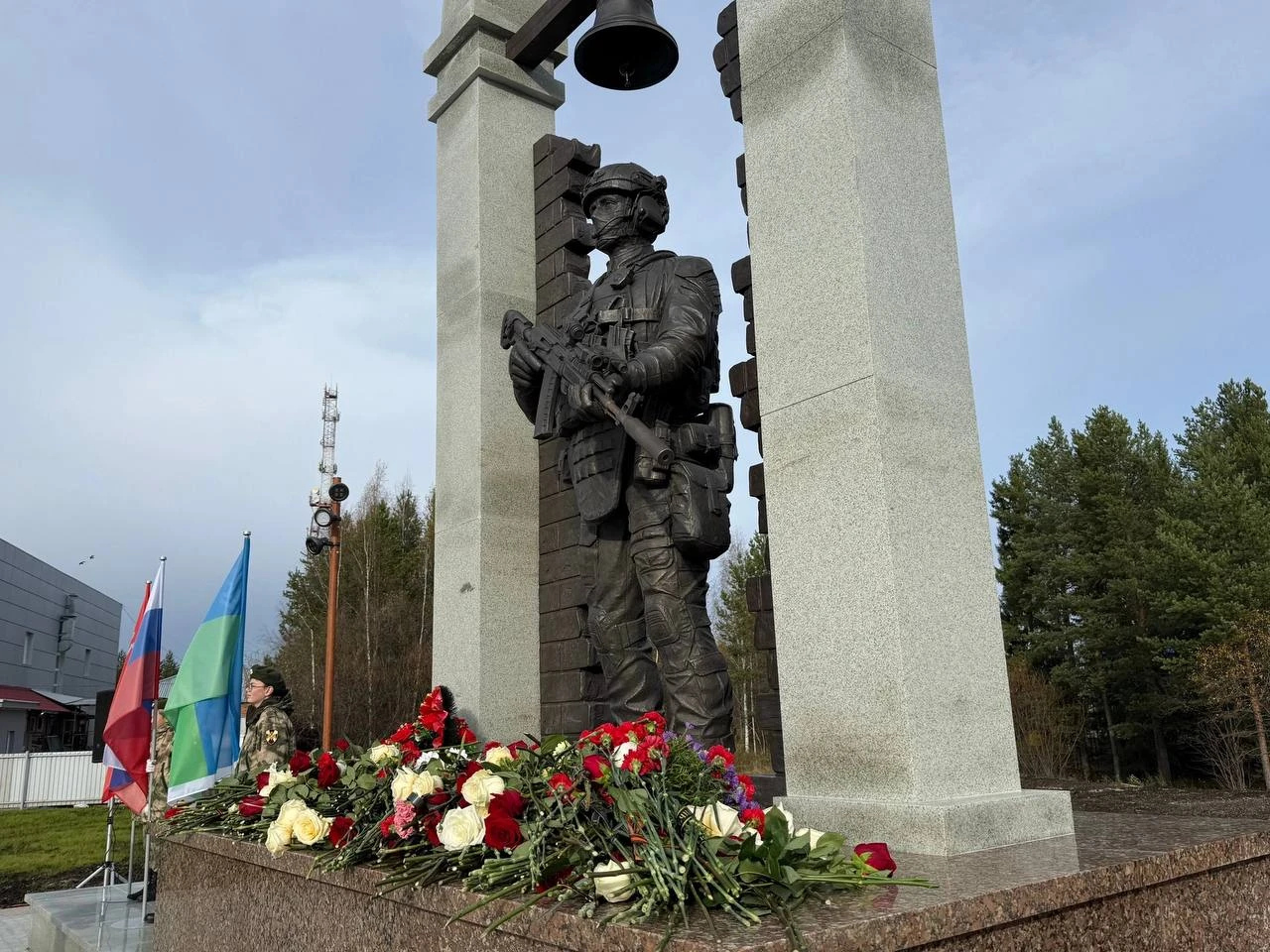 «Верным сынам Отечества»: в Нягани открыли мемориал, посвящённый участникам СВО