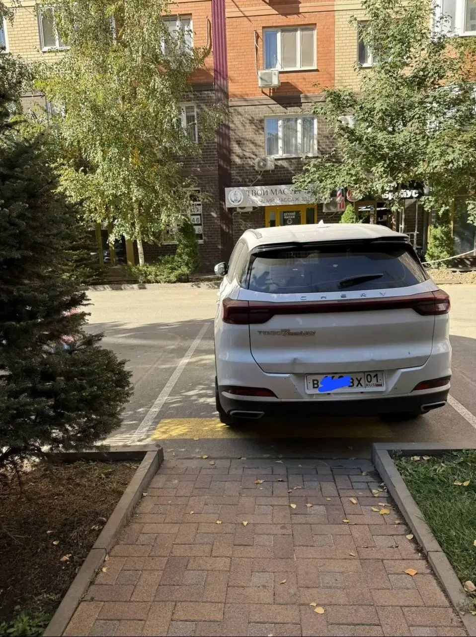 Вокруг полно места. Зачем парковаться так, что бы человек не мог пройти?