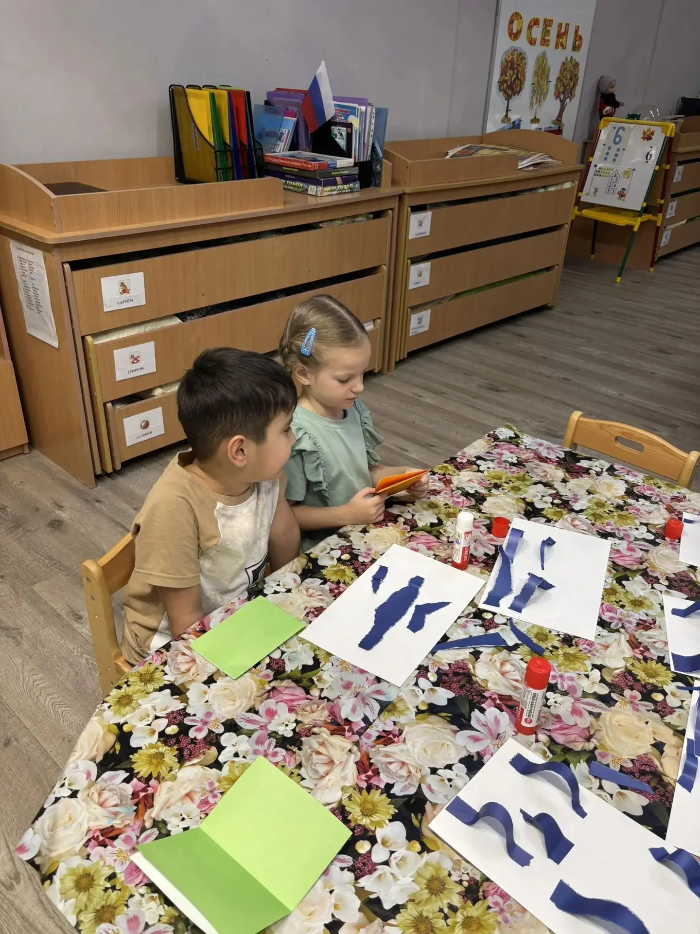 В группе «Дружные ребята» продолжается знакомство с оригами. Ребята осваивают изготовле...