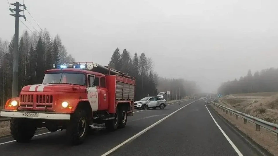 Легковушка врезалась в дорожное ограждение на трассе «Сортавала» - водитель попал в бол...