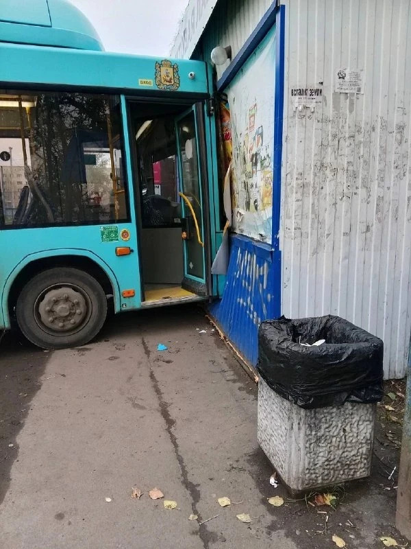 ⚡ Автобус врезался в павильон на Силикатном