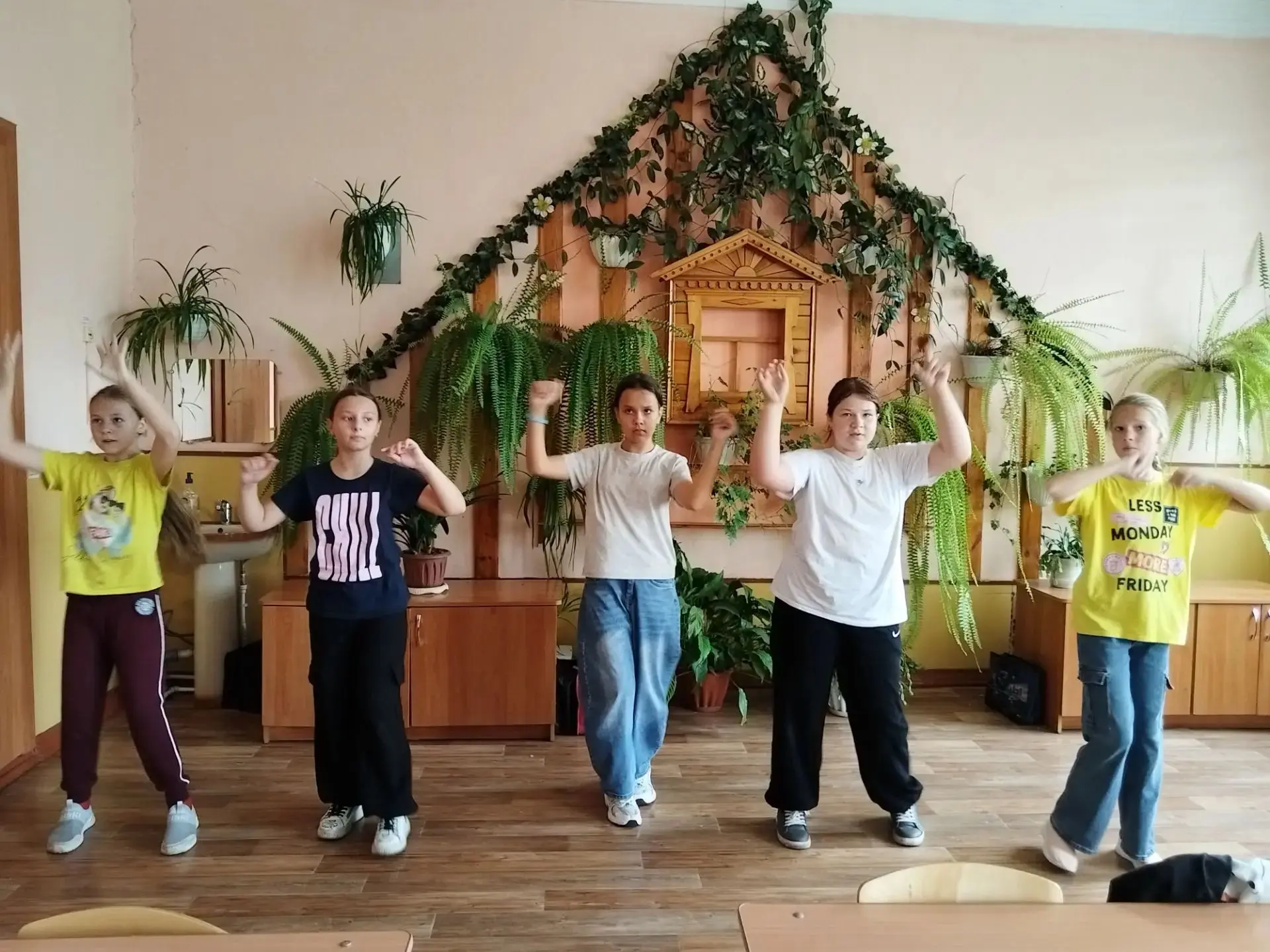 В МБОУ "Школа 16" идёт репетиция  театральной студии "Кудесники". Готовимся поздравлять...