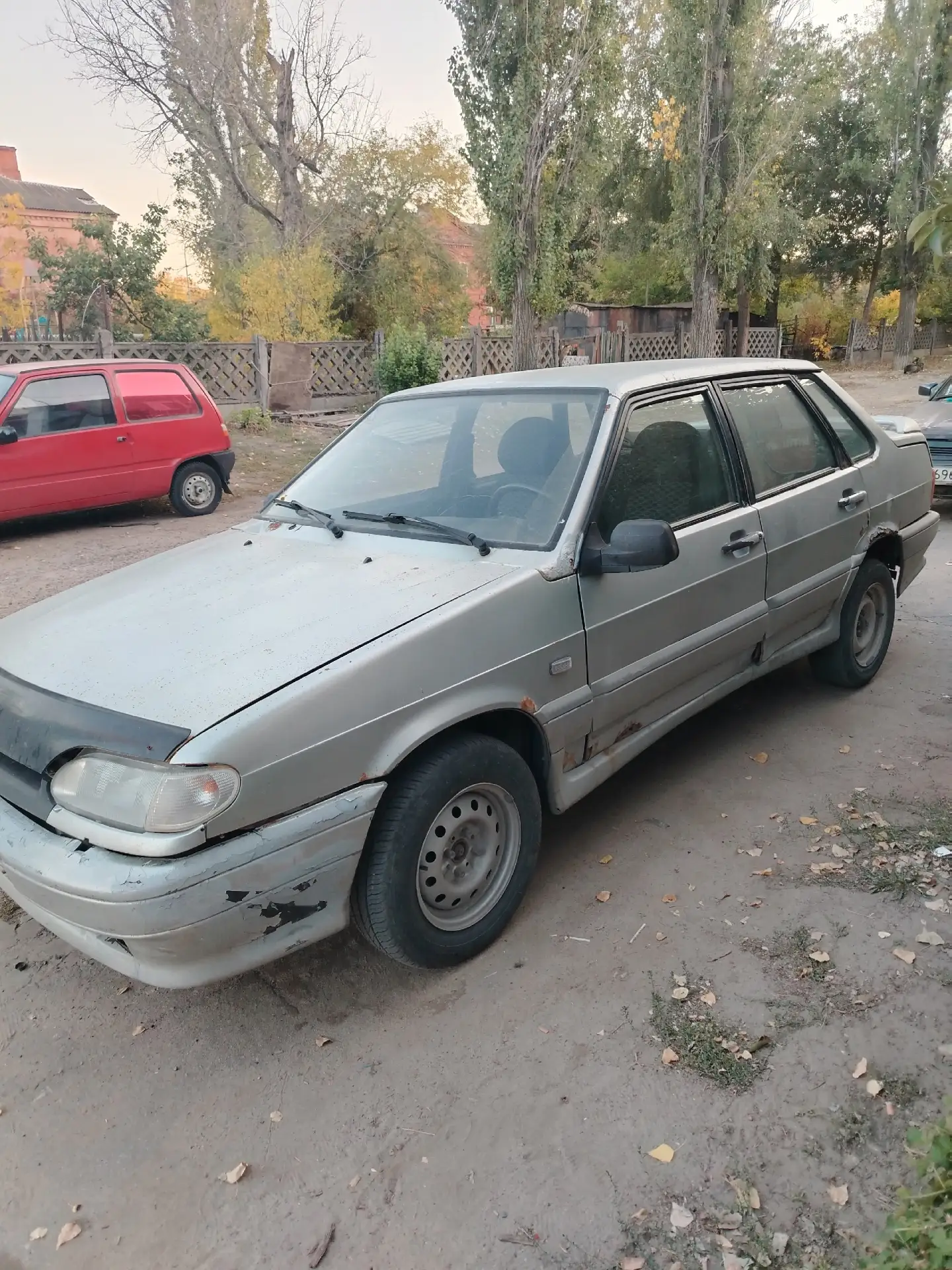 Ваз 2115 2003 года выпуска. 2 комплекта резины. На ходу. Кузор требует внимания. 80 тыс...