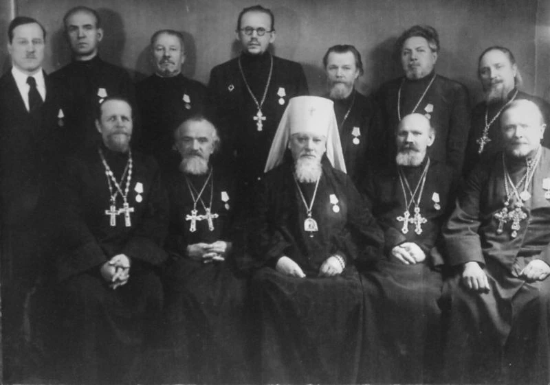 ✝️ Медали под рясой: день, когда советская власть признала — Ленинград обороняли и свящ...