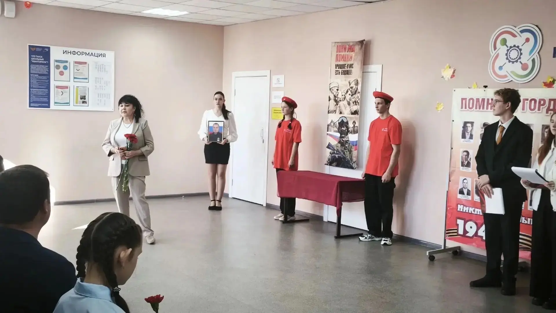 В школе №1 Петровска по проекту "Парта героя" оформили экспозицию, посвящённую бойцу во...