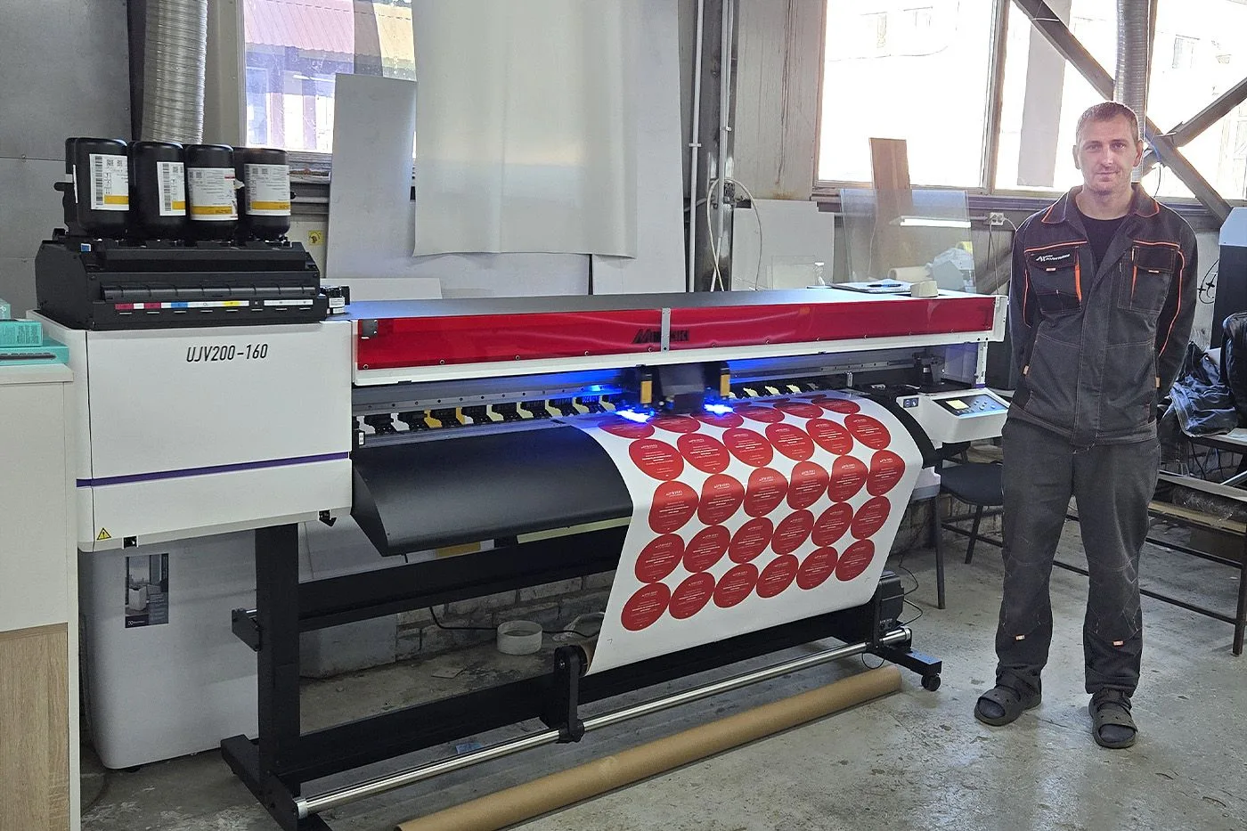 Новейший рулонный УФ-принтер Mimaki UJV200-160 пополнил арсенал оборудования крупнейшей...
