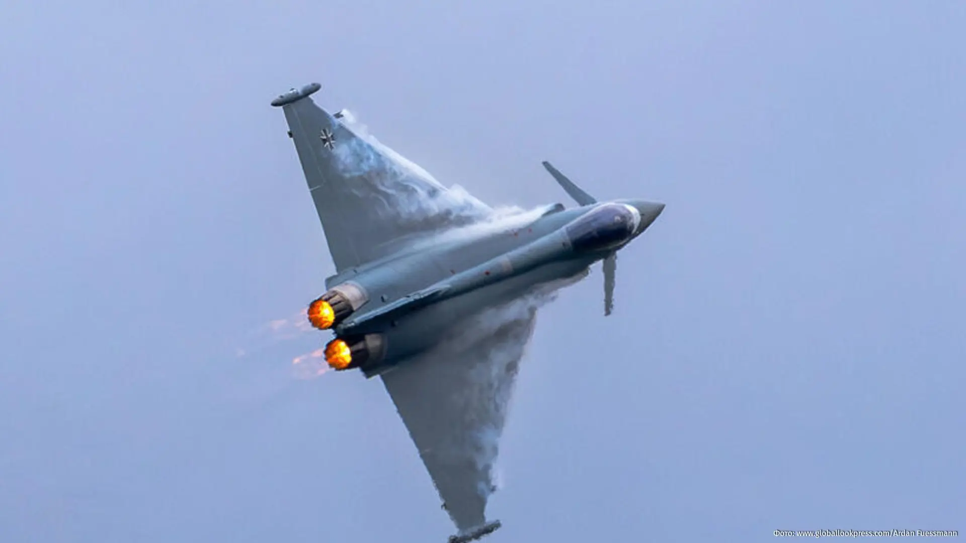 Саудовский истребитель Typhoon сбили в небе над йеменской провинцией Саада. Об этом зая...