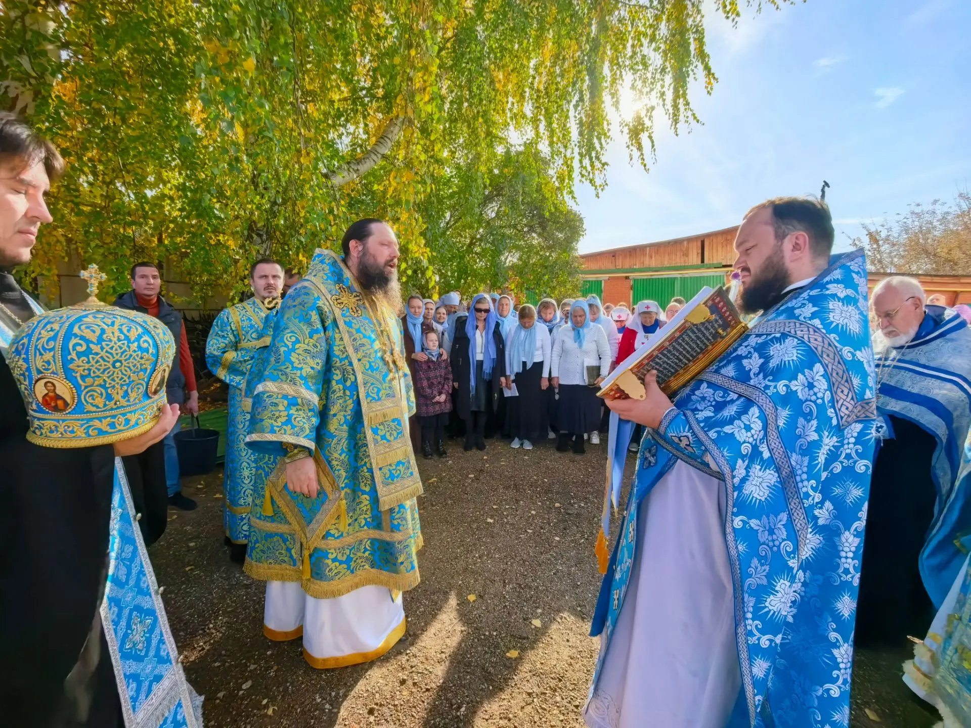 🌿По завершении Литургии вокруг собора прошел крестный ход.
