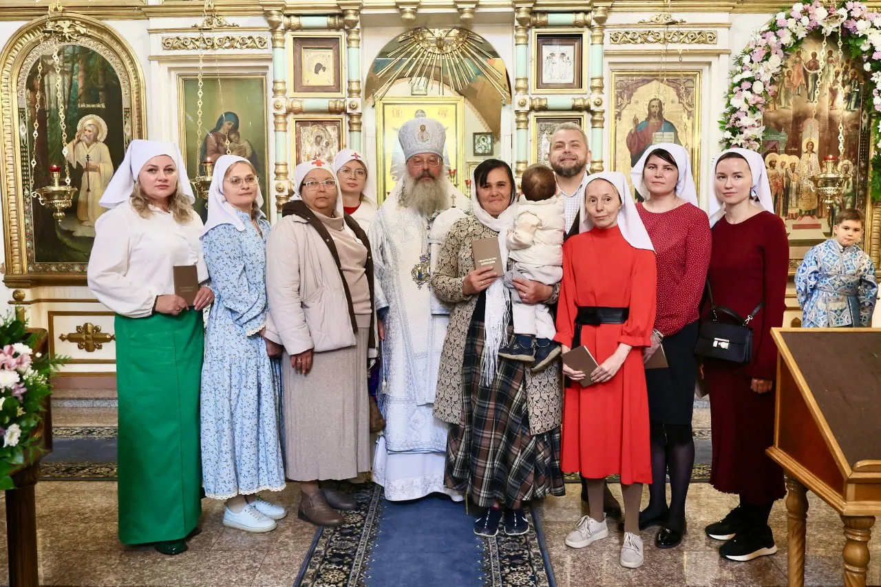 📷 Владыка Кирилл с выпускниками курсов, организованных Учебным центром больницы святит...