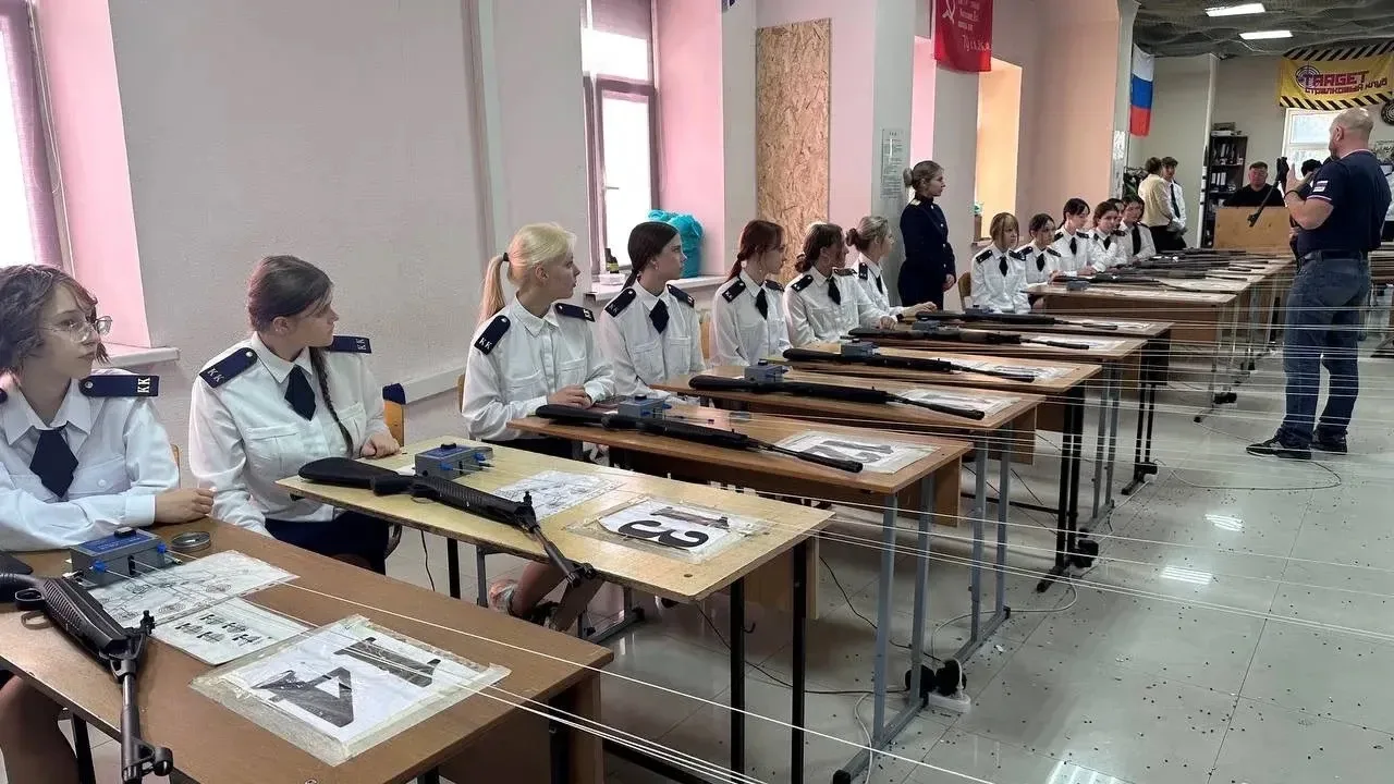 🇷🇺В Находке офицеры СКР Приморья организовали для кадет урок огневой подготовки