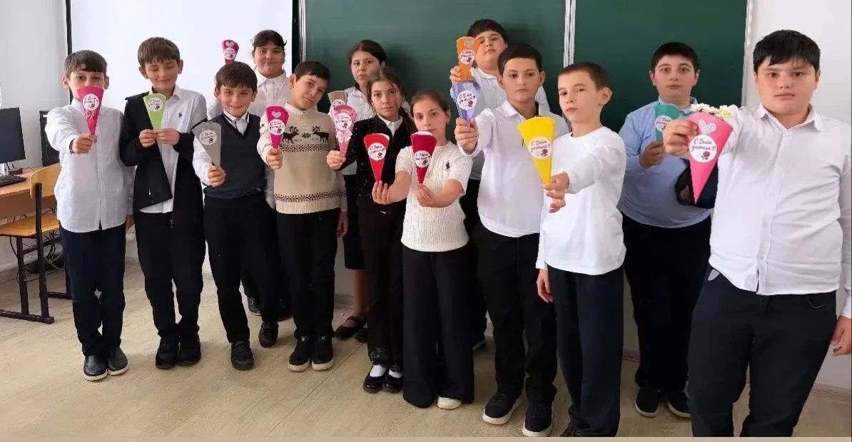 В 5 классе состоялся тематический классный час, посвящённый Дню учителя.