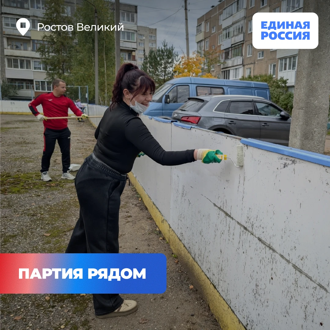 Депутат Думы РМО, член партии «Единая Россия» Михаил Воробьёв (Ростовский округ) вместе...