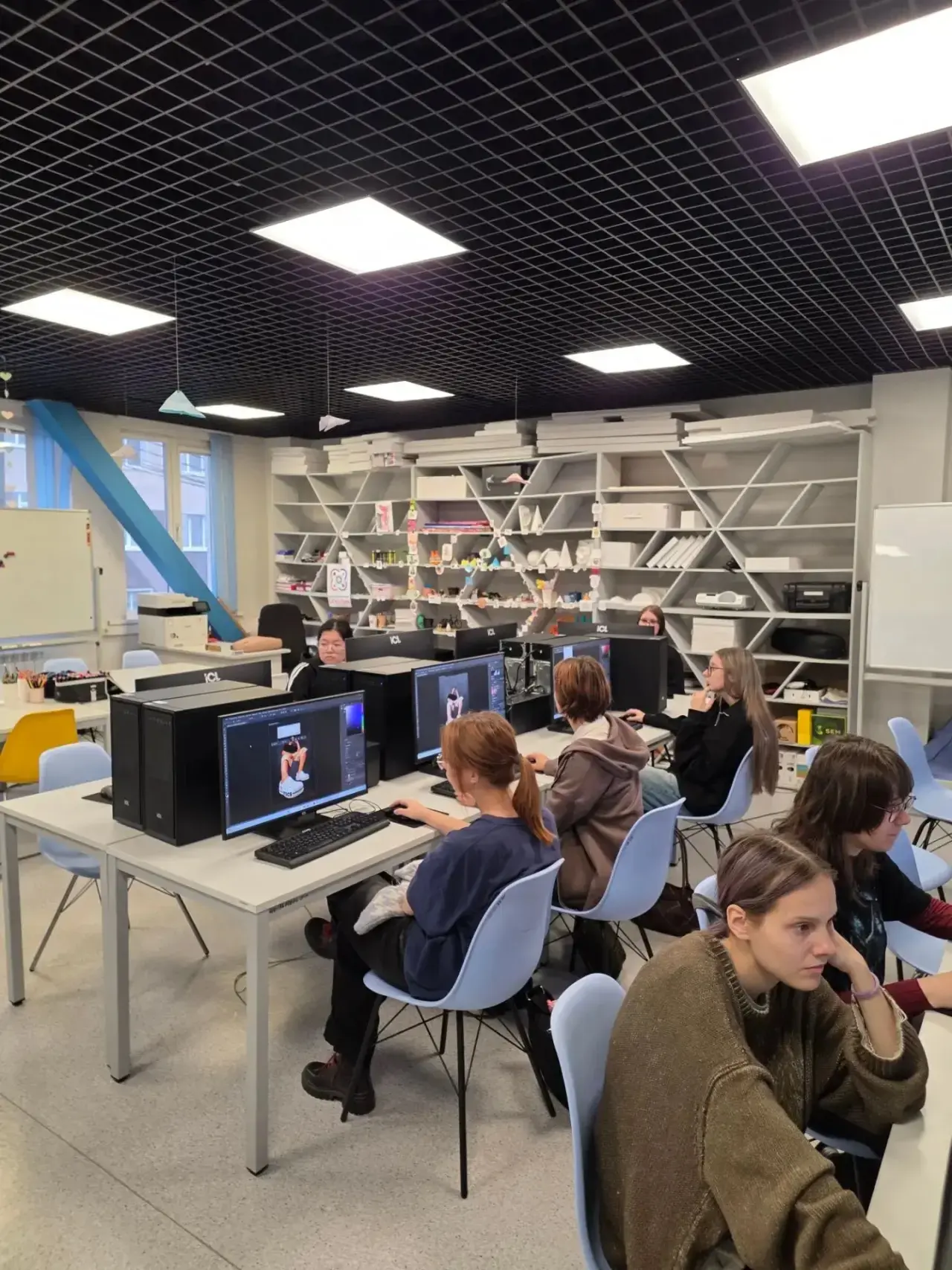🧑🏻‍💻 Студенты колледжа совершенствуют навыки в области графического дизайна благодар...