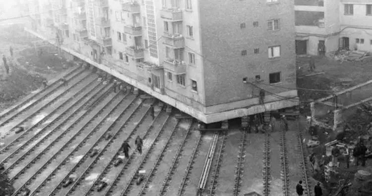 ЗДАНИЕ ПЕРЕНЕСЛИ ПО РЕЛЬСАМ.