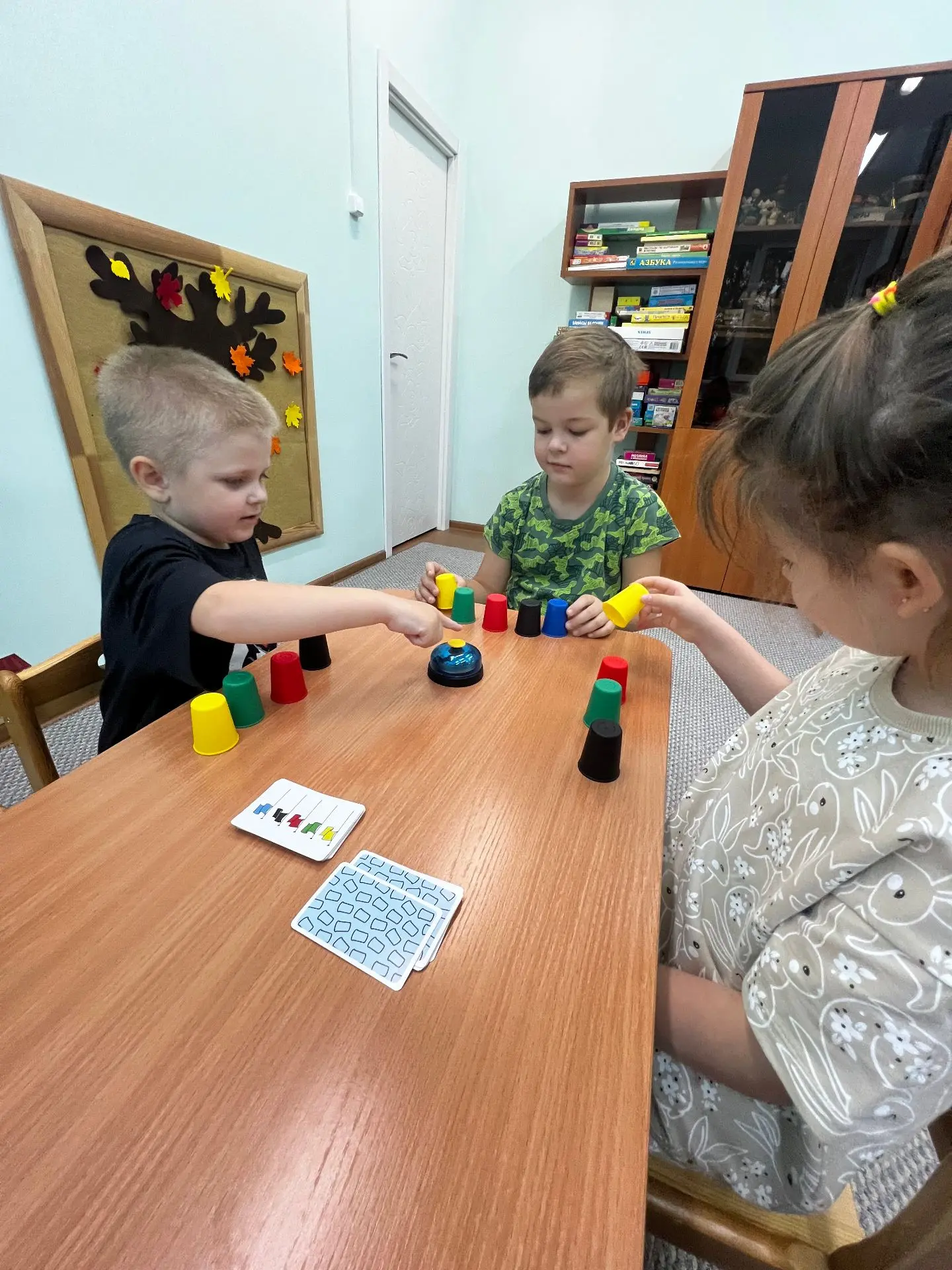 Ребята группы «Колокольчик» познакомились с новой игрой «Веселые колпачки».  Задача уча...