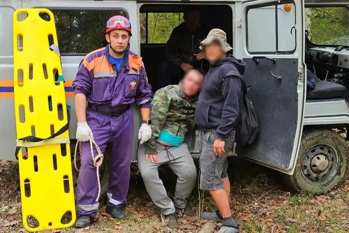 ⛰️ Туристы заблудились в горах под Туапсе: одного спасателям пришлось нести на носилках.