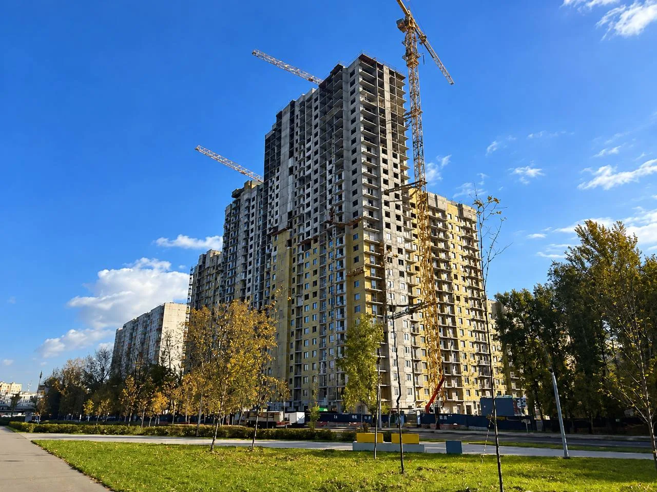 На улице Бехтерева, вл. 3–5, продолжается строительство многоэтажки по реновации. Уже г...