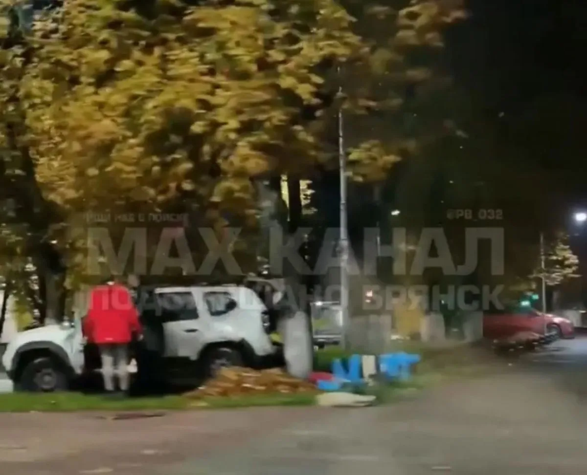 В Брянске кроссовер пробил дорожное ограждение