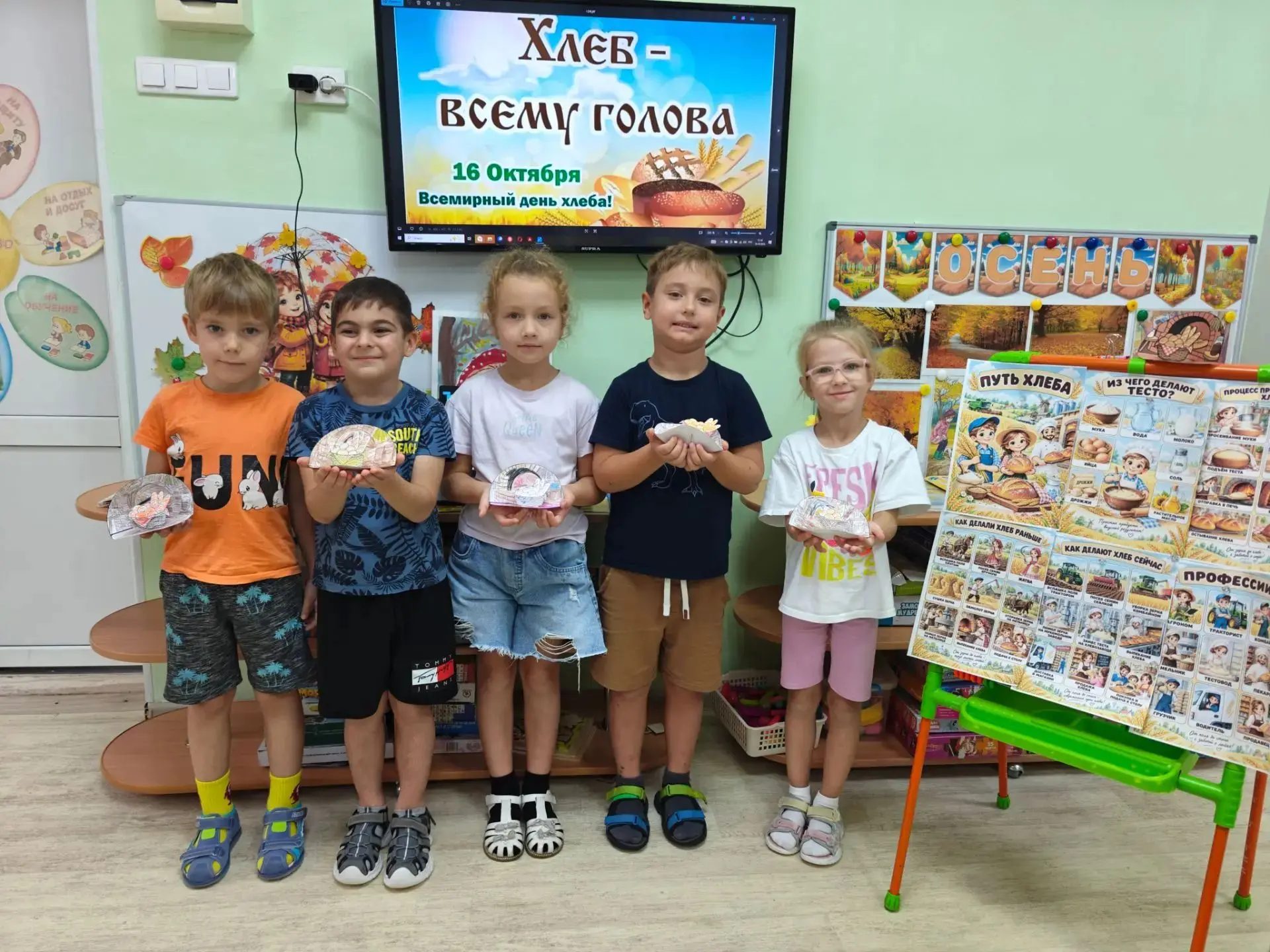 Сегодня в старшей группе "Колокольчики"  прошёл тёплый и очень познавательный День хлеб...
