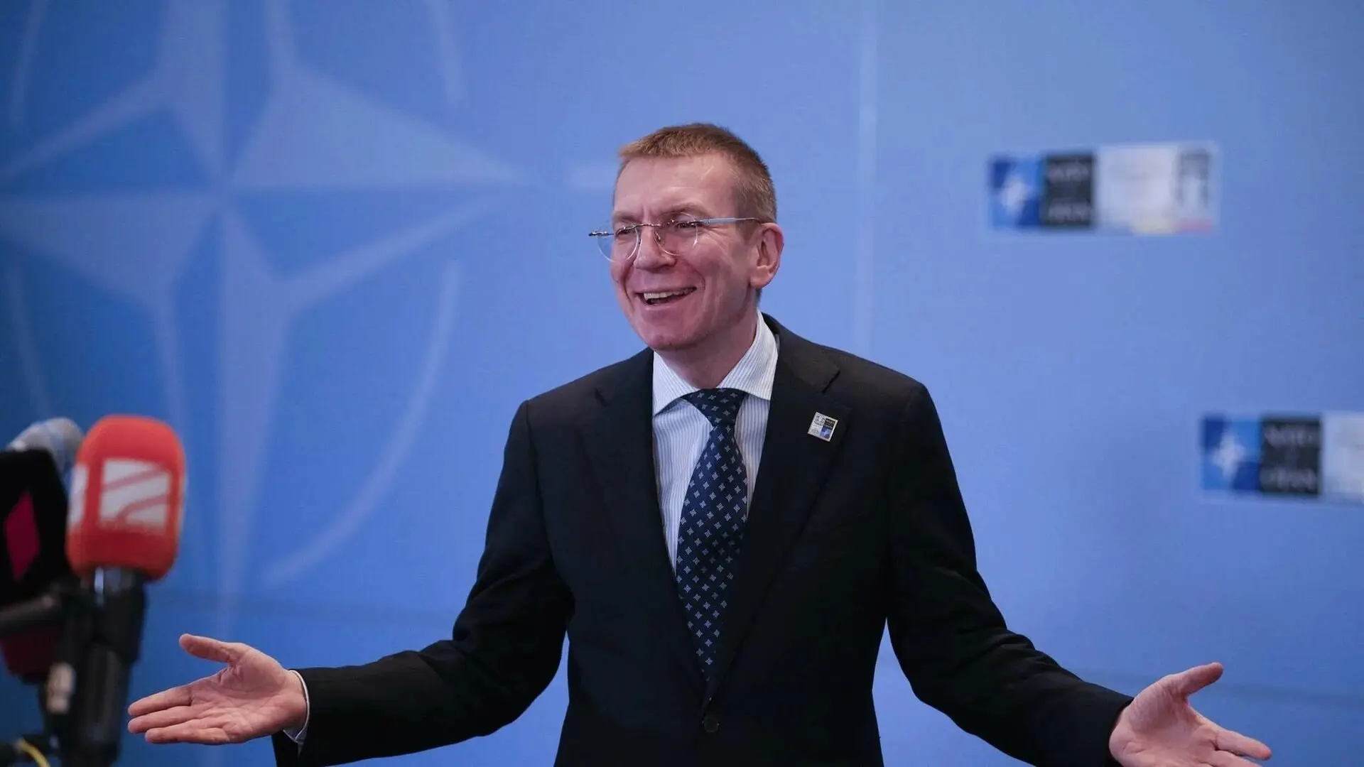 Премьер Латвии Кулбергс призвал европейцев пить меньше пива ради помощи Украине: