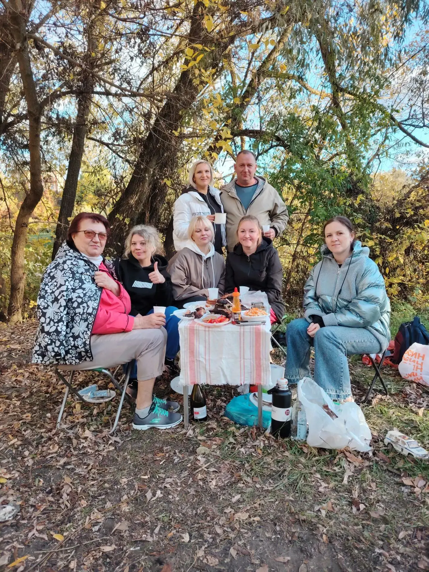 Осення погодка 🍂прекрасная компания ,речка, костёр, шашлычки , мясные, рыбные, ребра и...