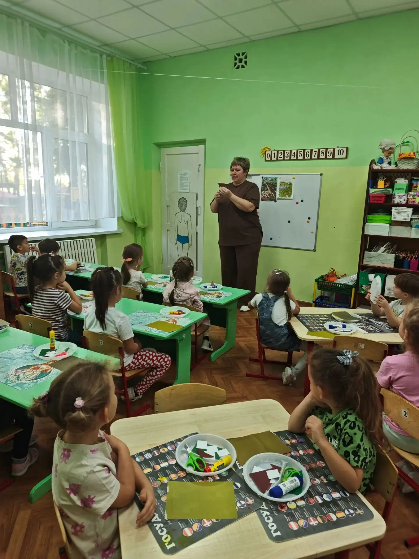 Аппликация в старшей группе "Грибы на лесной полянке". Закрепляем умение вырезать предм...