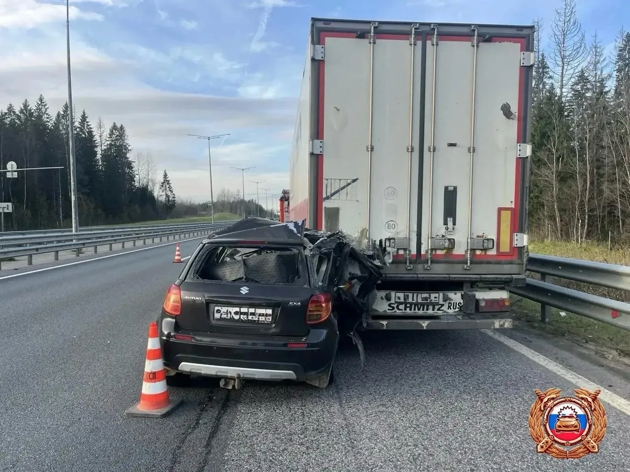 В ДТП на М11 с Suzuki и фурой пострадали два человека