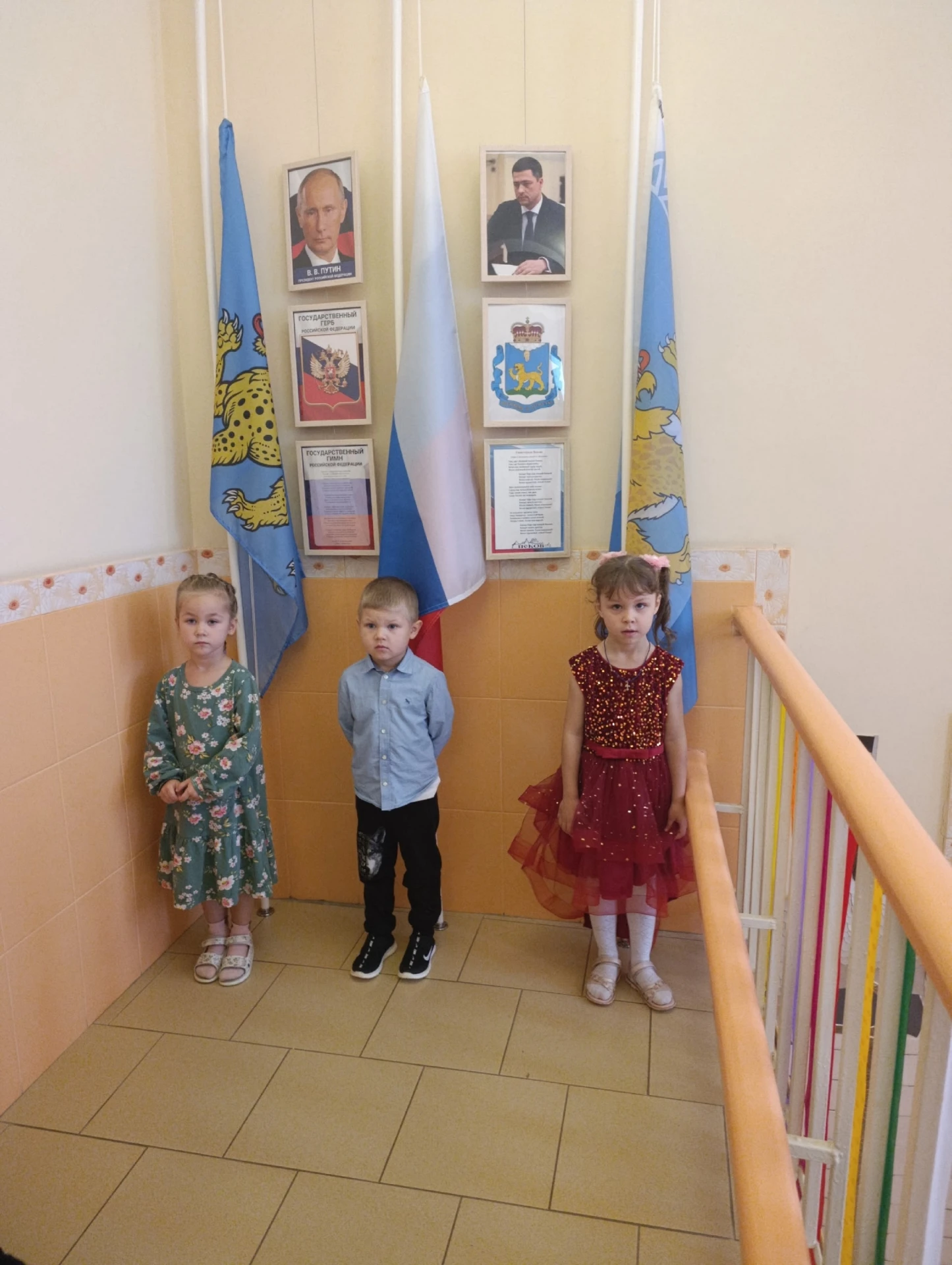 Почетное право поднять флаг на этой неделе было предоставлено самым ответственным воспи...