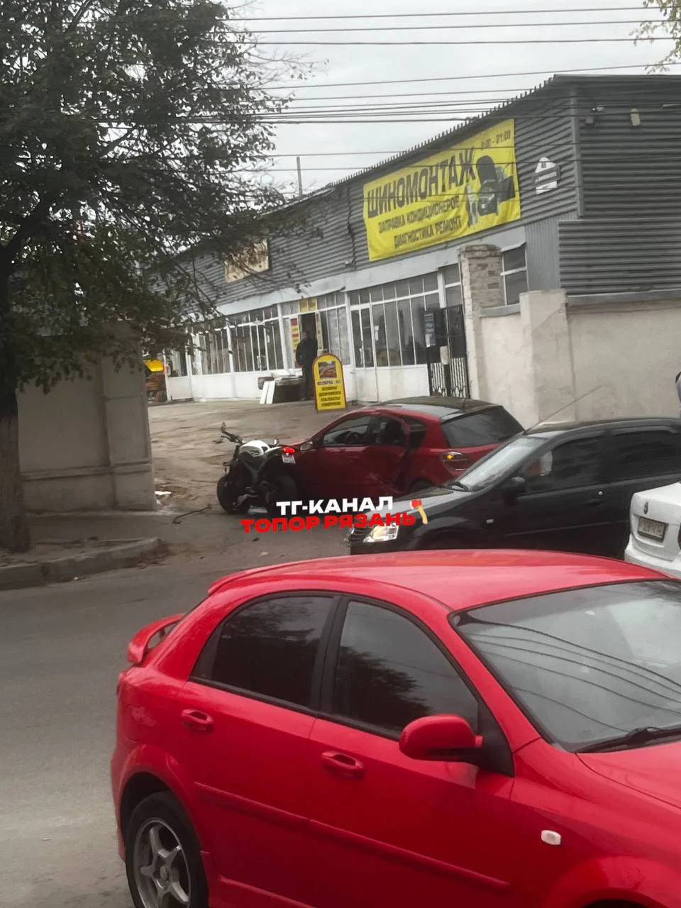 ⚠️ Мотоциклист врезался в автомобиль возле Центрального рынка в Рязани